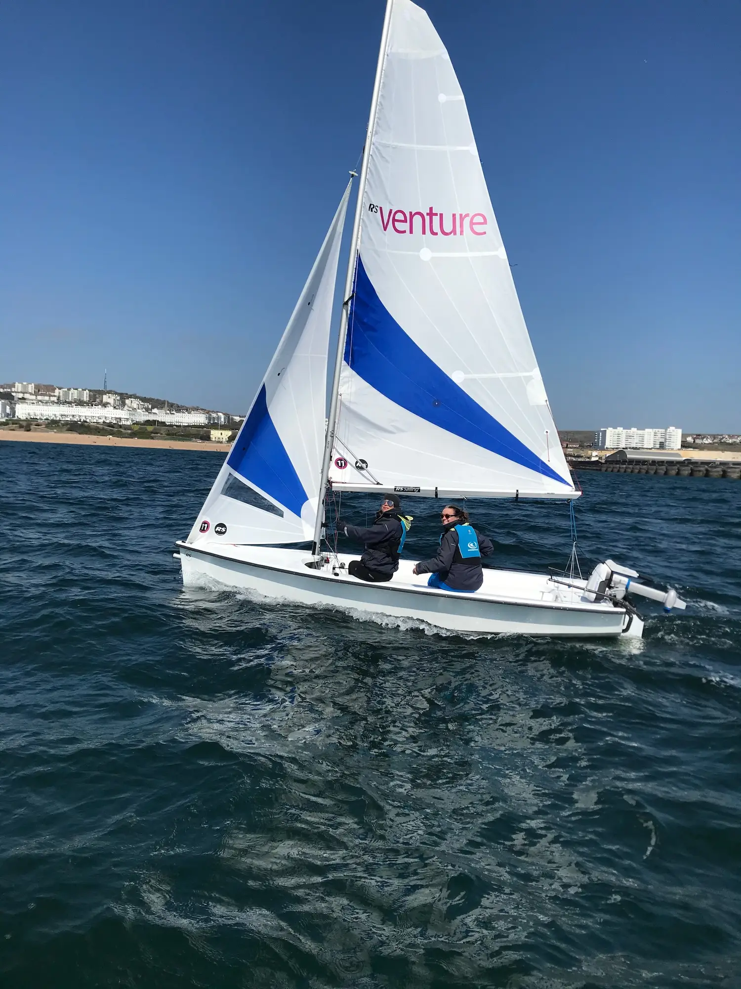 youth sailing lesson brighton