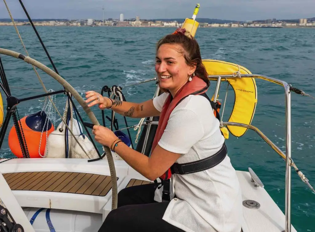 female_skipper_on_day_skipper_rya-course-brighton
