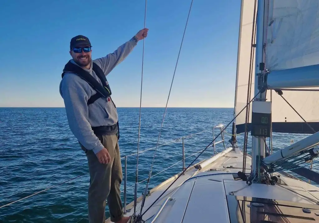 yacht_sailing_crew_member_sailiong_in_brighton